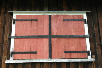 Roter Fensterladen