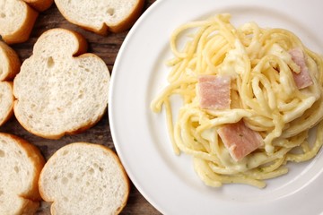 Spaghetti carbonara with french baguette