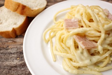 Spaghetti carbonara with french baguette