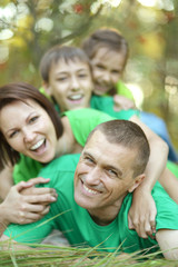 Obraz premium Family resting in summer park