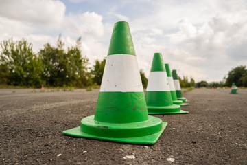 Grüne Pylonen Fahrübungsplatz