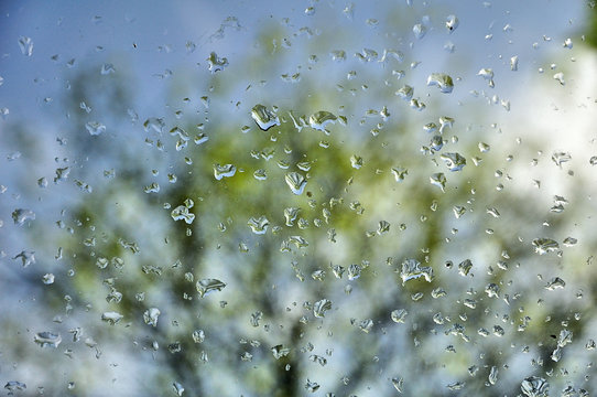 Gouttes de pluie sur une fenêtre en verre