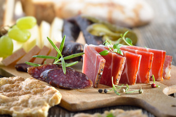 Gemischte Südtiroler Törggelen-Brotzeit mit Speck, Käse und Kaminwurzen