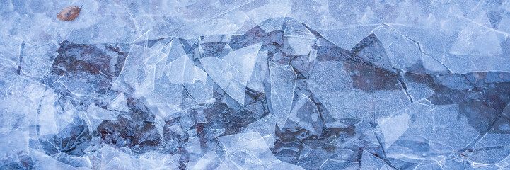 Detailaufnahme einer aufgebrochenen Eisfläche.