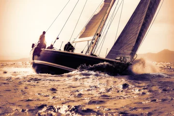 Fototapete Segeln Segelboot segeln bei Sonnenuntergang