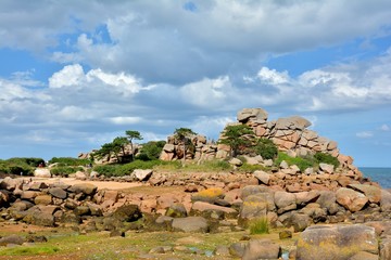 Enormes rochers en granit rose dans une crique à Ploumanach en Bretagne