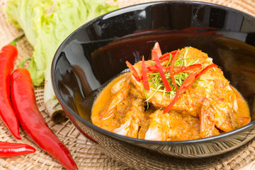 Curry fried shrimps in black cup