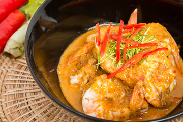 Curry fried shrimps in black cup