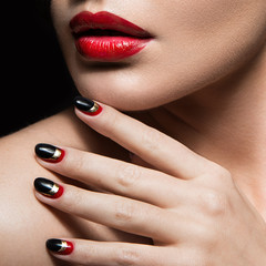 Naklejka premium Beautiful girl with black and red nails. Design manicure