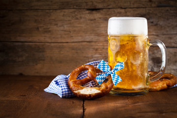 Oktoberfest Bier auf einem rustikalem hintergrund 