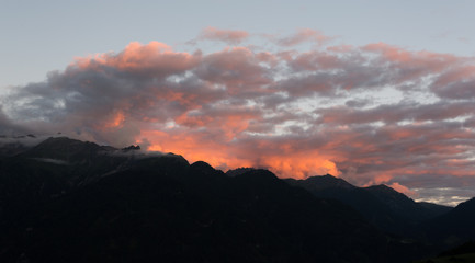 Coucher de soleil sur l'orage en montagne
