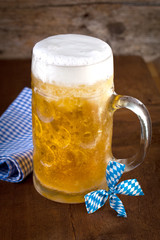 Oktoberfest Bier auf einem rustikalem hintergrund 