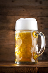 Oktoberfest Bier auf einem rustikalem hintergrund 