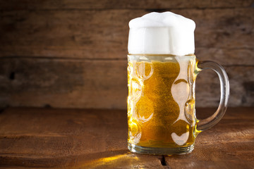 Oktoberfest Bier auf einem rustikalem hintergrund 