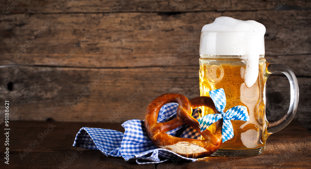 Wall mural Oktoberfest Bier auf einem rustikalem hintergrund 