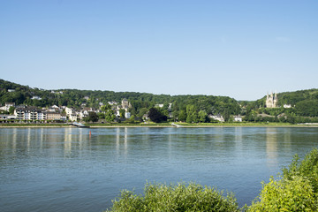 Blick auf Remagen am Rhein mit Apollinariskirche, Deutschland