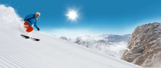 Crédence de cuisine en verre imprimé Sports dhiver Skieur homme courant en descente