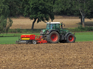 Traktor beim häckseln