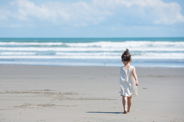 Fototapeta na wymiar 海で遊ぶ女の子
