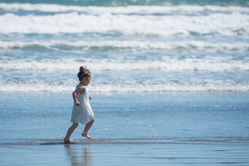 海で遊ぶ女の子