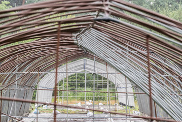 錆びたビニールハウスの骨組み