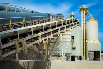 Cars, devices and conveyors for storage and production of gravel.