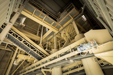 Cars, devices and conveyors for storage and production of gravel.