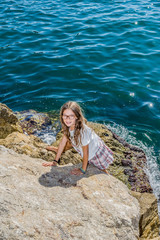 Fillette devant l'entrée du vieux port de Marseille