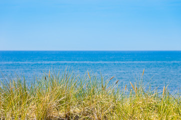 Düne mit Meer und Horizont