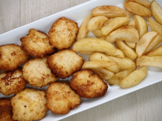 Nuggets di pollo e patatine fritte