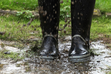 Gummistiefel Sprung in eine Pfütze