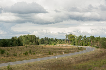 Landschaft mit Strasse und Wolkenhimmel