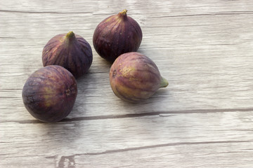 Frische Feigen auf Holzuntergrund