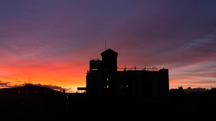 Obraz premium Silhouette of house at sunset