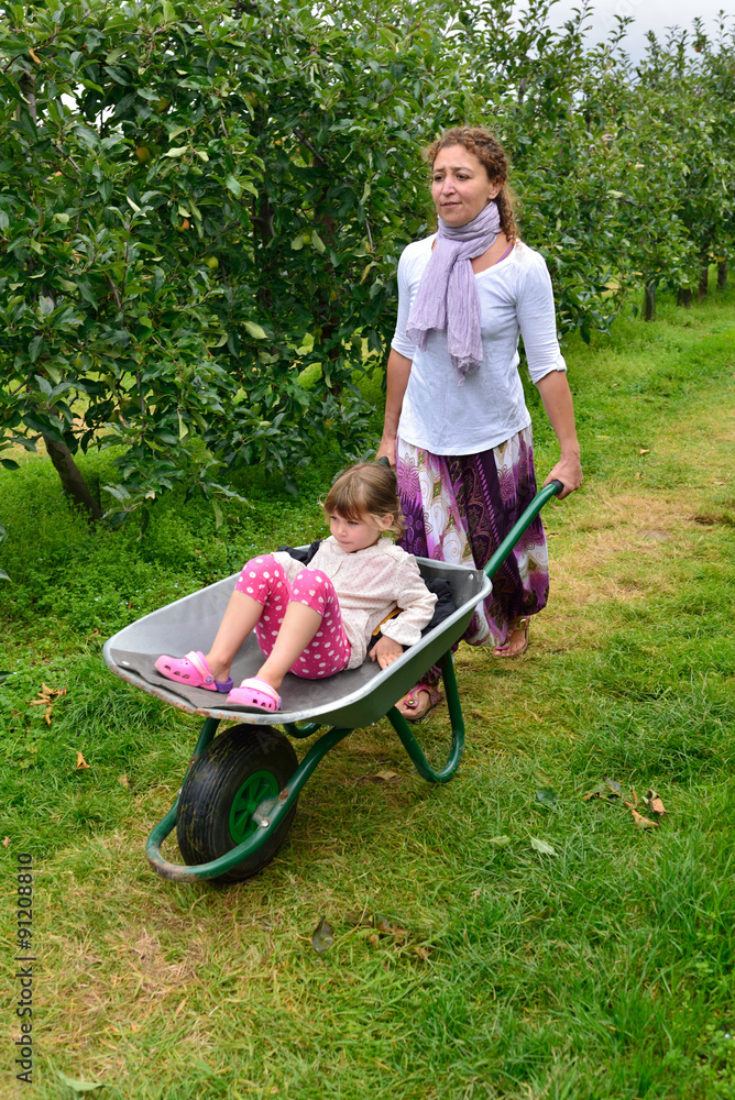 Sticker enfant cueillant des pommes