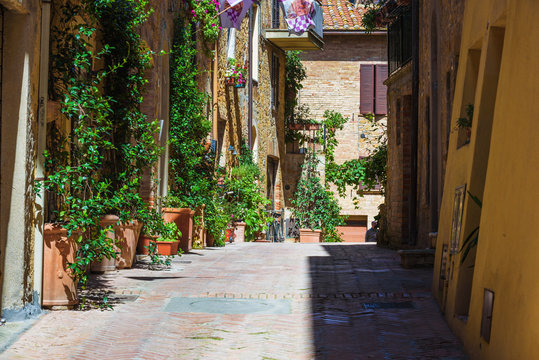 Fototapeta Nooks in the beautiful Tuscan picturesque old town