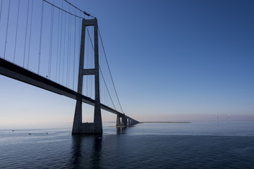 Fototapeta na wymiar Мост через пролив Большой Бельт
