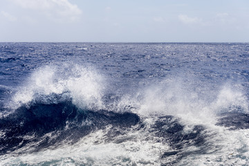 Волны в море