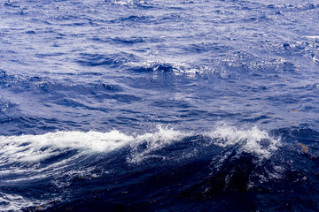 Волны в море