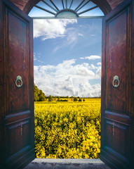 Fototapety  Otwarte drzwi i krajobraz