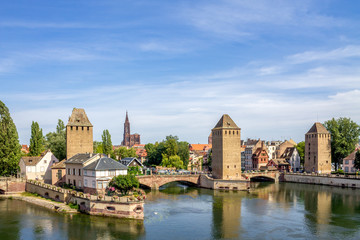 Strassburg, Gedeckte Brücken mit Blick auf das Strassburger Münster  - obrazy, fototapety, plakaty