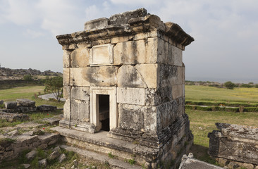 Иераполис, Турция. Саркофаги и руины склепов в античном некрополе.