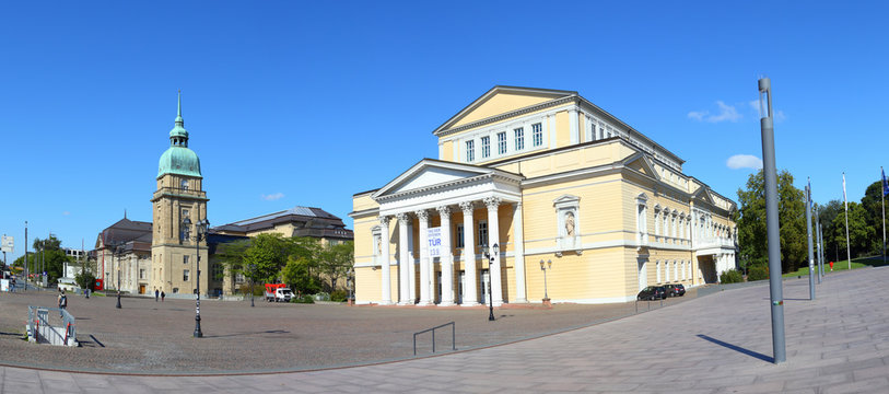 Darmstadt, rechts das Landesmuseum, rechts das Staatsarchiv (September 2015)