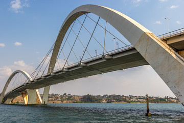 Ponte sobre lago