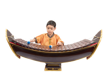 Obraz premium Little boy learning Thai classical xylophone instument