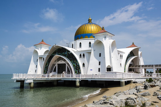 Malacca Straits Mosque, Melaka, Malaysia - Malacca Straits Mosque ( Masjid Selat Melaka) It is a mosque located on the man-made Malacca Island near Malacca Town. Malaysia.