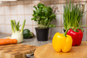 Frisches Gemüse auf Schneidebrettern