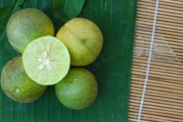 Cook fresh sour Citrus aurantifolia