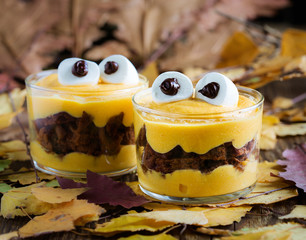  Halloween treats, little monster dessert.