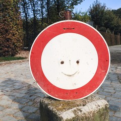 verbotsschild mit gesicht